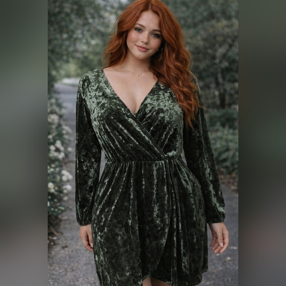 Dresses & Skirts - Elegant Velvet Green Dress
